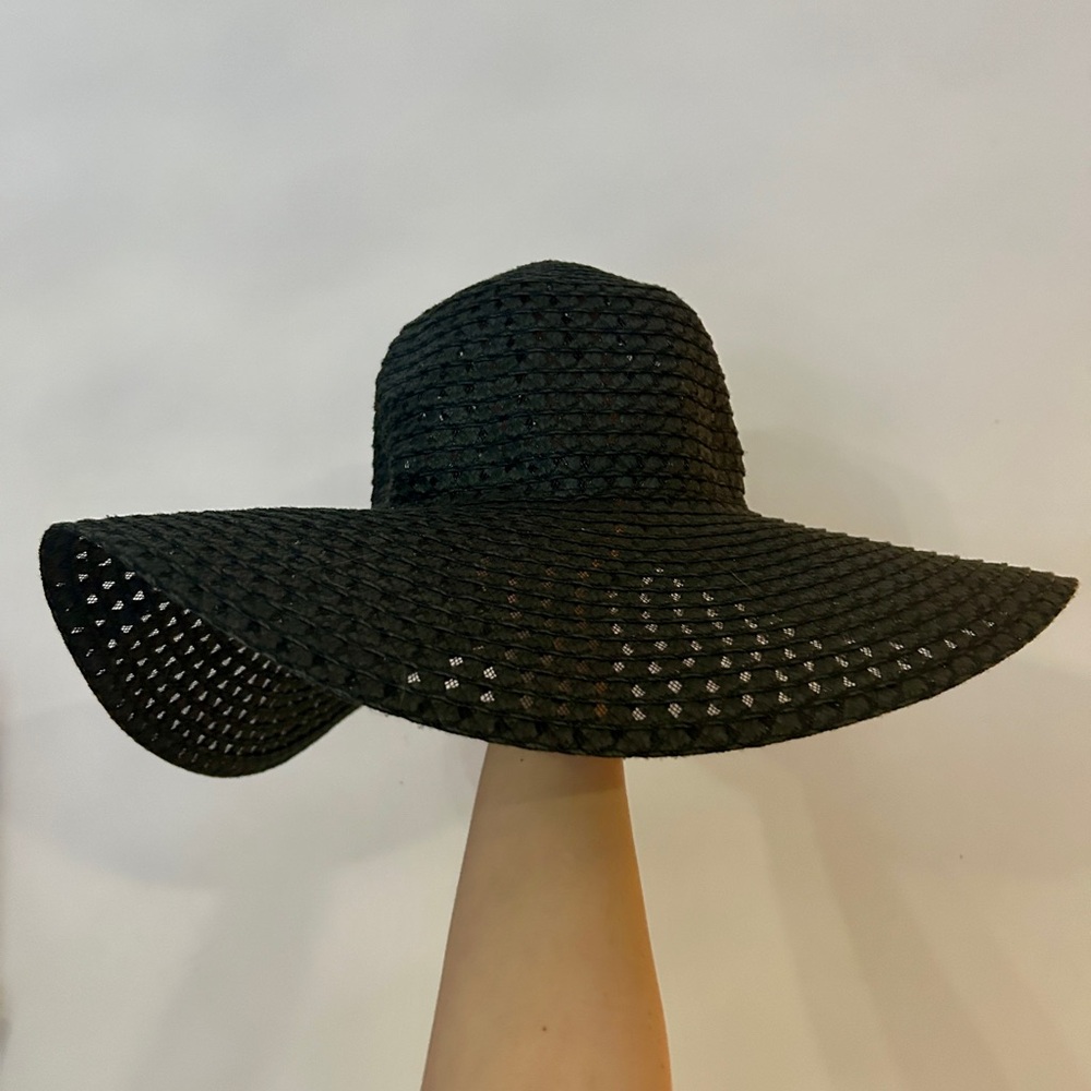 Elegant Black Wide-Brimmed Hat